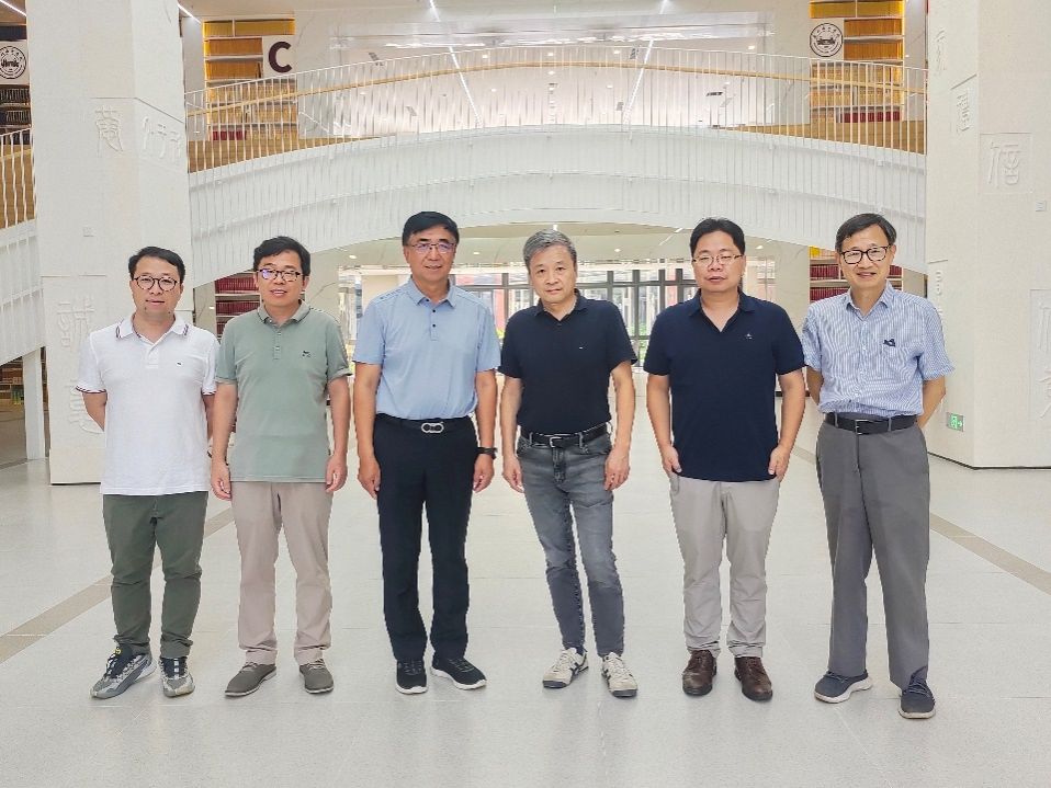 人们站在一起合影的一群人AI 生成的内容可能不正确。